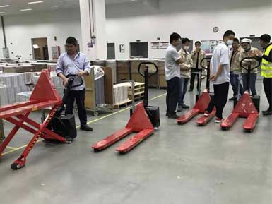 電動(dòng)高升程搬運(yùn)車交付使用，感謝廠家羅總親自跟客戶講解操作方法！